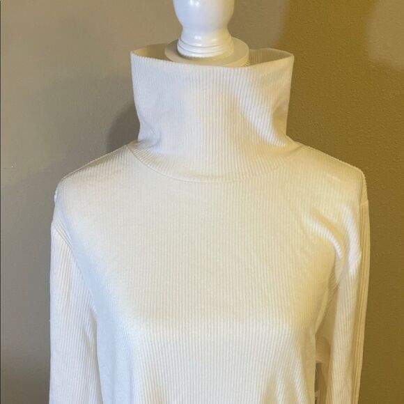 Old Navy Ivory Ribbed Turtleneck Top - Picture 4 of 6